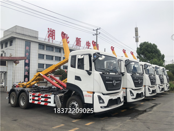 5臺國六東風天龍勾臂垃圾車與之前到達的兩臺順利會師于山西晉城